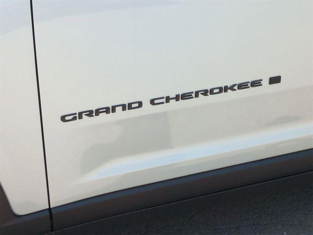new 2025 Jeep Grand Cherokee car, priced at $37,250