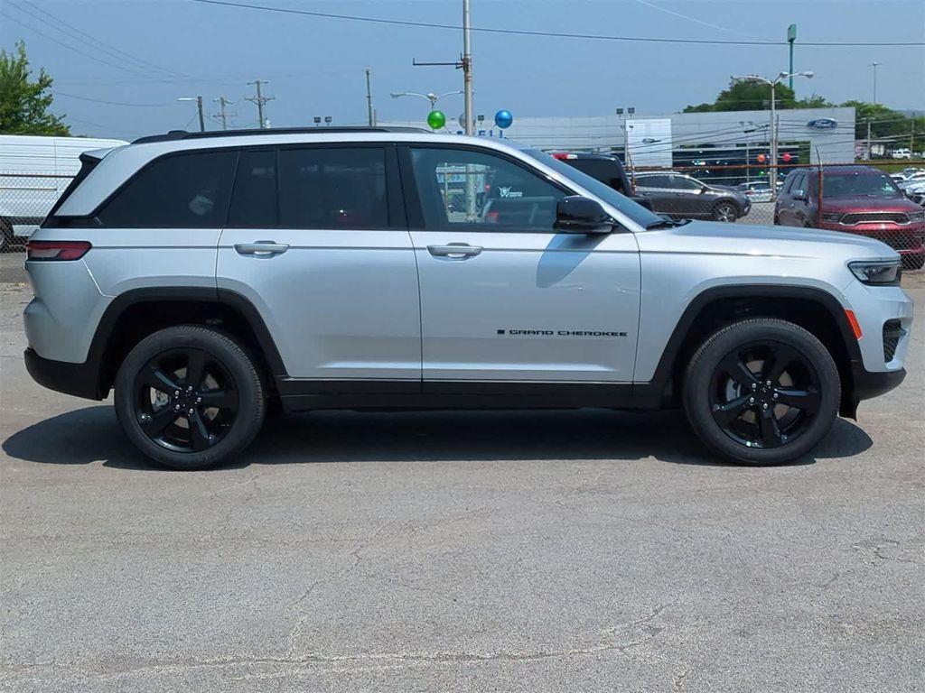 new 2025 Jeep Grand Cherokee car, priced at $37,250