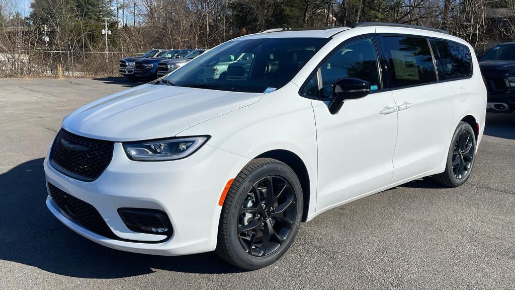 new 2024 Chrysler Pacifica car, priced at $43,527