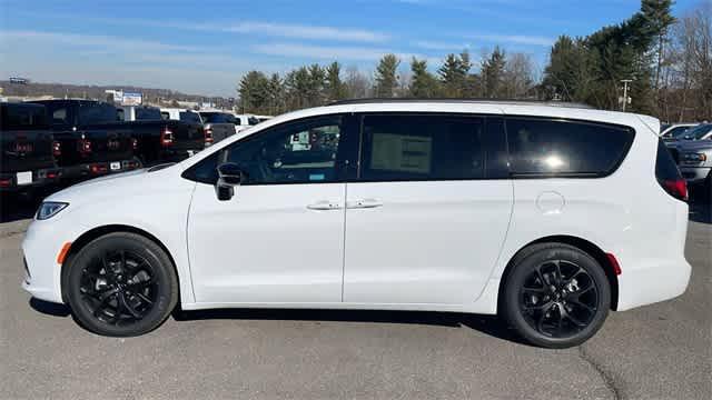 new 2024 Chrysler Pacifica car, priced at $35,070