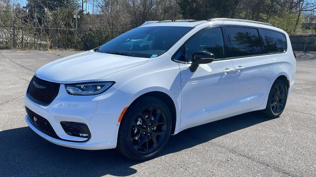 new 2024 Chrysler Pacifica car, priced at $44,603