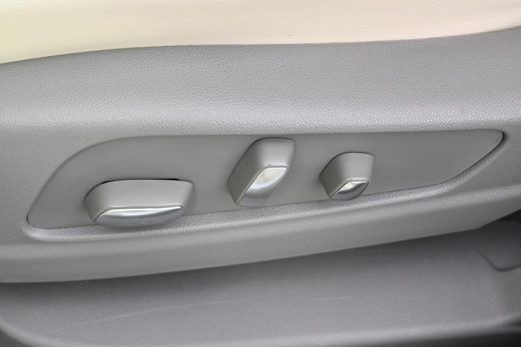 used 2025 Cadillac XT6 car, priced at $46,998