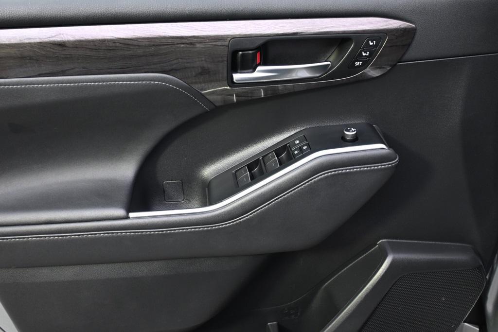 used 2020 Toyota Highlander Hybrid car, priced at $31,888