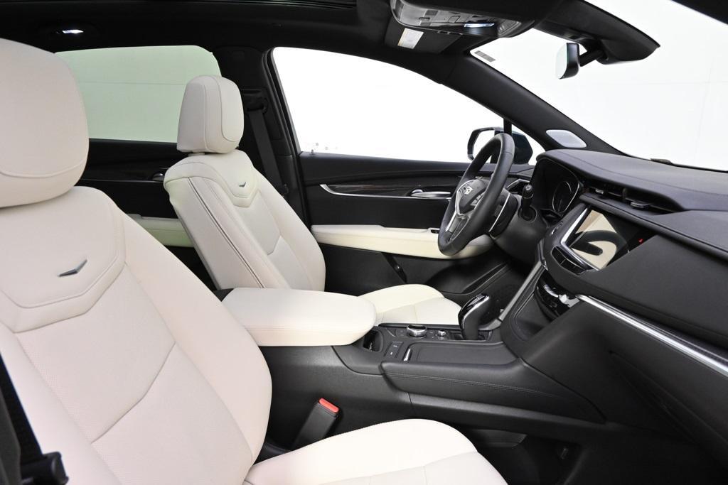 new 2025 Cadillac XT5 car, priced at $57,498