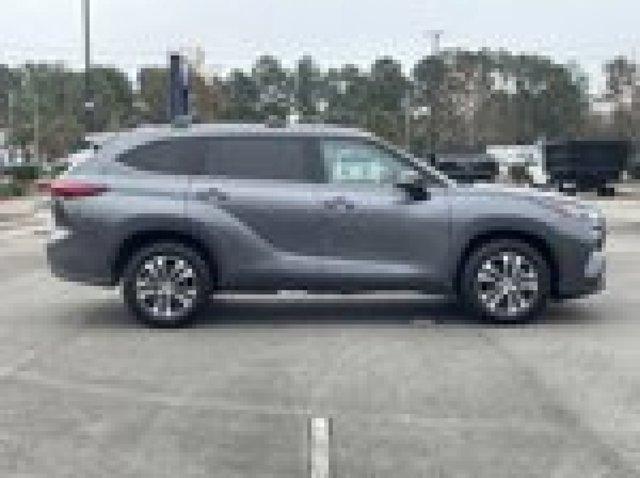 used 2020 Toyota Highlander Hybrid car, priced at $30,583