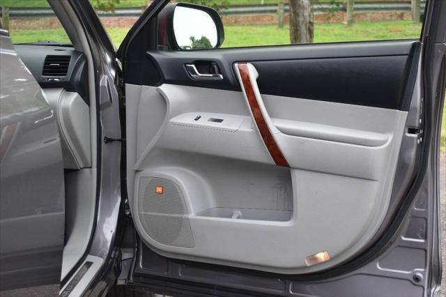 used 2013 Toyota Highlander Hybrid car, priced at $16,995