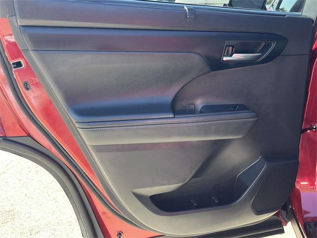 used 2022 Toyota Highlander Hybrid car, priced at $39,999