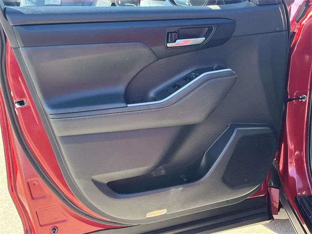 used 2022 Toyota Highlander Hybrid car, priced at $39,999