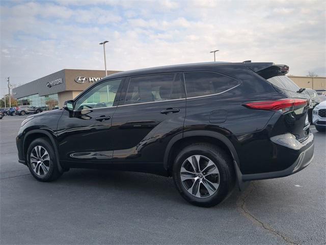 used 2022 Toyota Highlander car, priced at $28,700