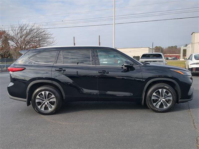 used 2022 Toyota Highlander car, priced at $28,700