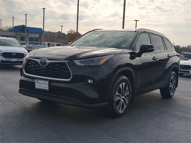 used 2022 Toyota Highlander car, priced at $28,700