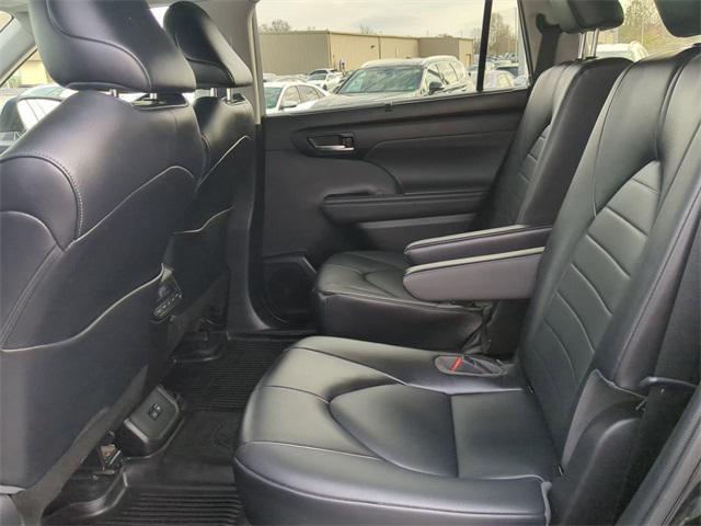 used 2022 Toyota Highlander car, priced at $28,700