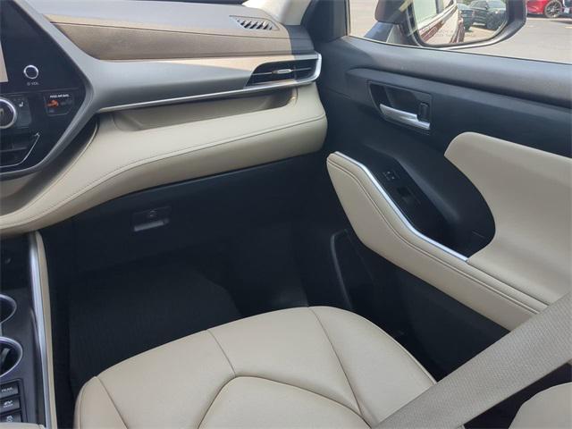 used 2023 Toyota Highlander Hybrid car, priced at $40,000