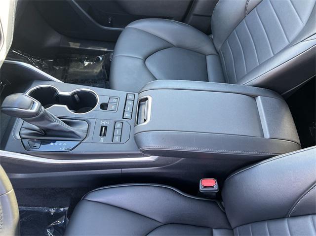 used 2022 Toyota Highlander car, priced at $35,169
