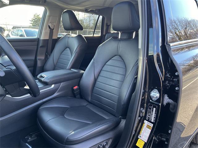 used 2022 Toyota Highlander car, priced at $35,169