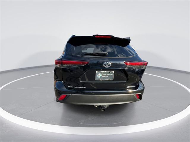 used 2022 Toyota Highlander car, priced at $35,169