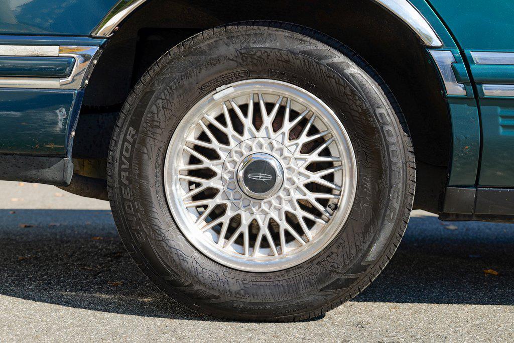 used 1993 Lincoln Town Car car, priced at $7,995