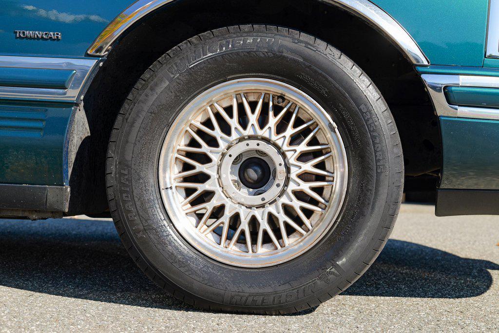 used 1993 Lincoln Town Car car, priced at $7,995