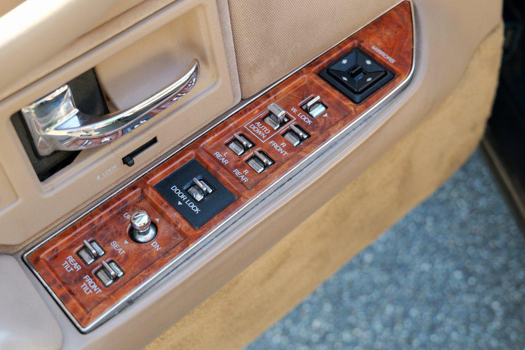 used 1993 Lincoln Town Car car, priced at $7,995