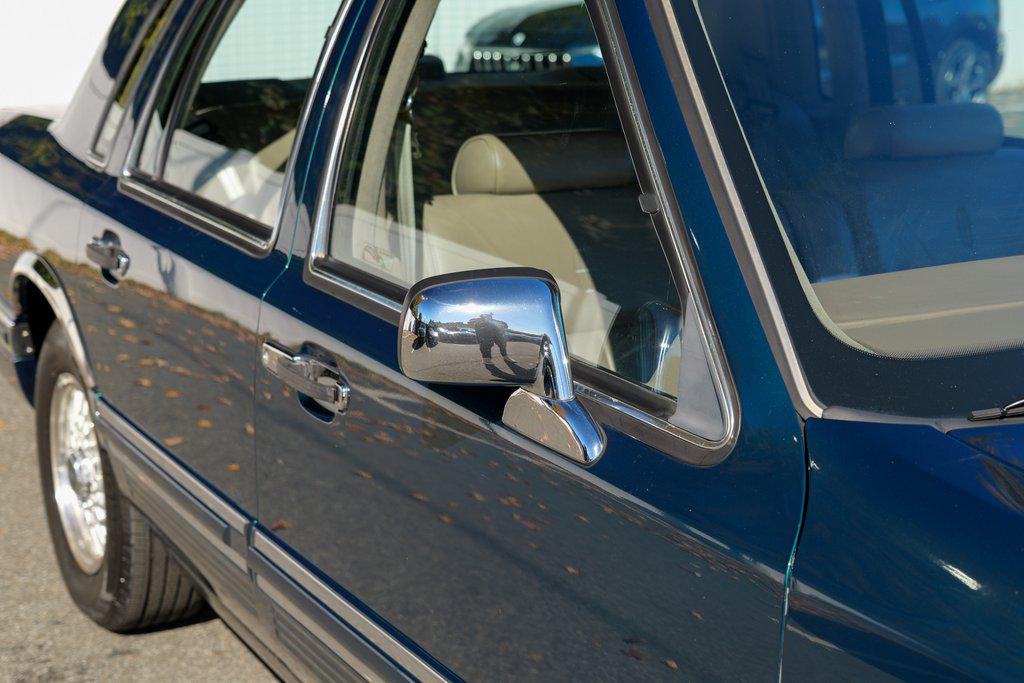used 1993 Lincoln Town Car car, priced at $7,995