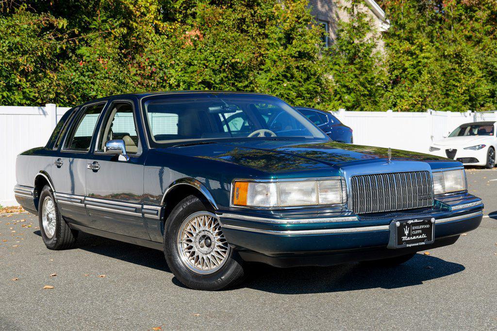 used 1993 Lincoln Town Car car, priced at $7,995