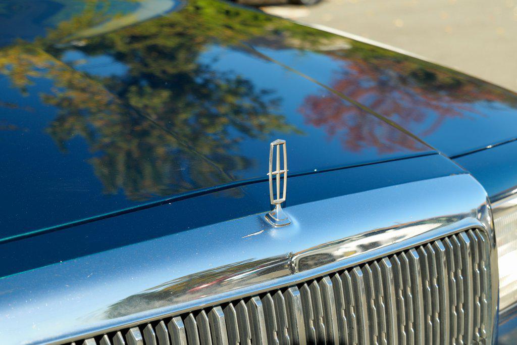 used 1993 Lincoln Town Car car, priced at $7,995