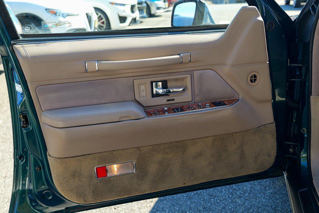 used 1993 Lincoln Town Car car, priced at $7,995