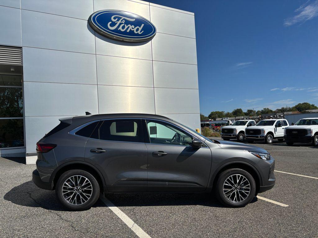 new 2025 Ford Escape PHEV car, priced at $31,078