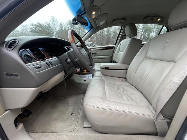 used 2009 Lincoln Town Car car, priced at $12,500