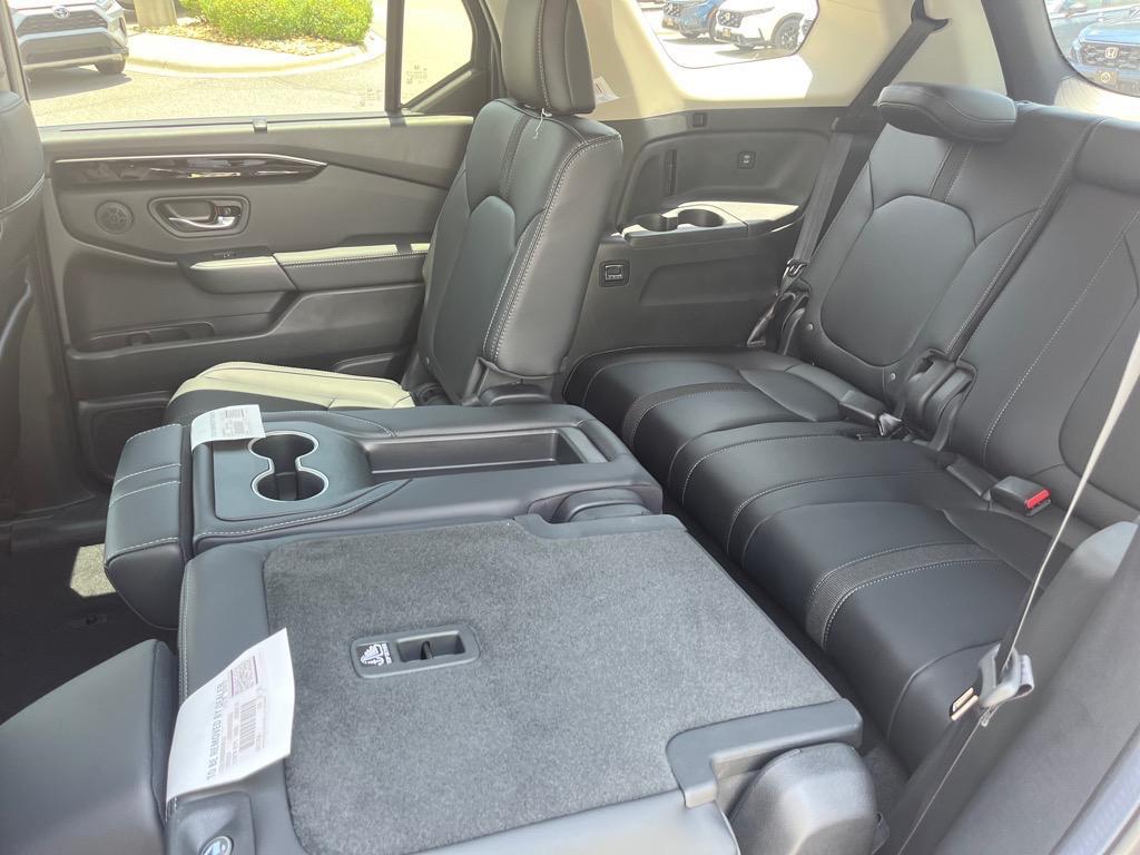 new 2025 Honda Pilot car, priced at $43,950