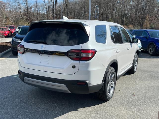 new 2025 Honda Pilot car, priced at $45,350