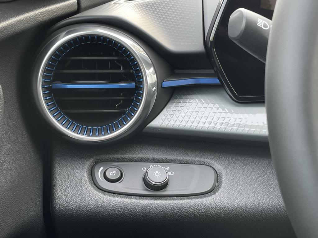 new 2025 Chevrolet Trax car, priced at $25,525