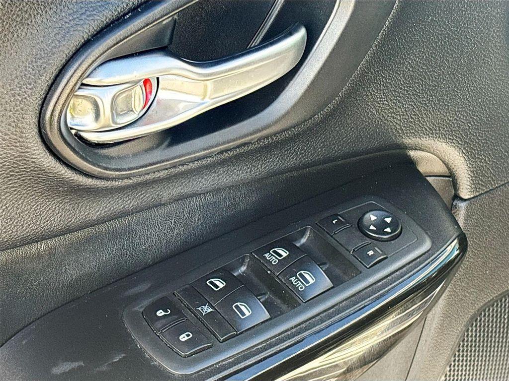 used 2020 Jeep Cherokee car, priced at $13,595