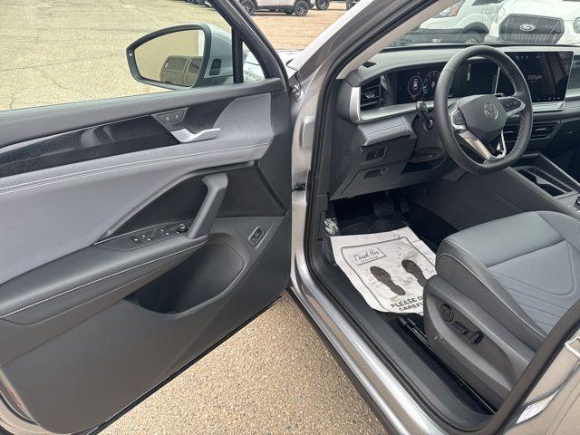 new 2025 Volkswagen Tiguan car, priced at $34,000