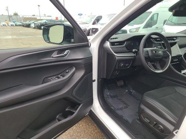 new 2025 Jeep Grand Cherokee car, priced at $41,000