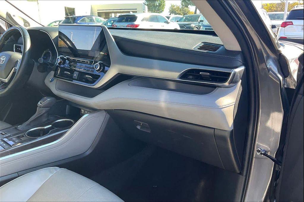 used 2022 Toyota Highlander Hybrid car, priced at $41,509