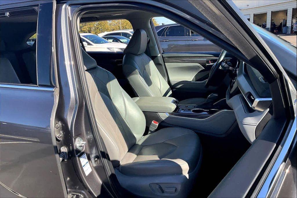 used 2022 Toyota Highlander Hybrid car, priced at $41,509
