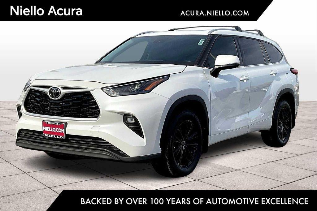 used 2022 Toyota Highlander car, priced at $31,559