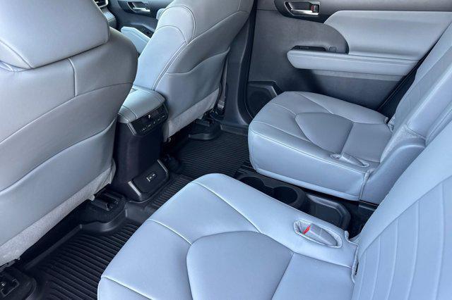 new 2025 Toyota Highlander car, priced at $46,193