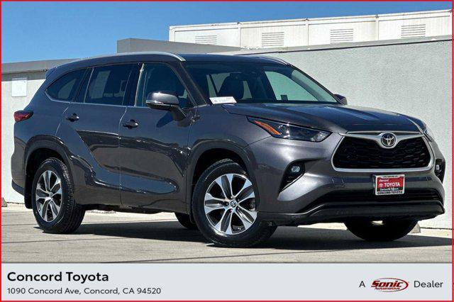 used 2022 Toyota Highlander car, priced at $37,998