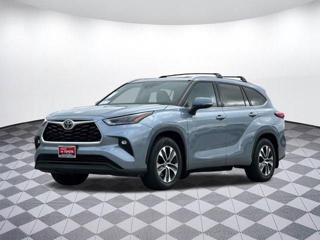 used 2022 Toyota Highlander car, priced at $34,997