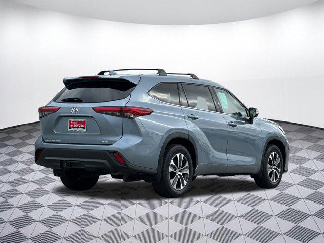 used 2022 Toyota Highlander car, priced at $34,997