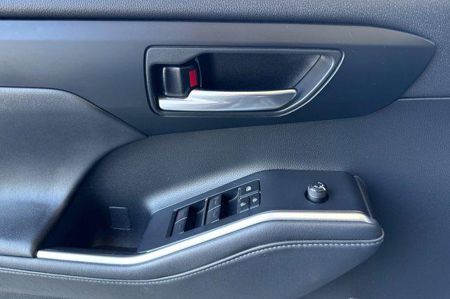 used 2022 Toyota Highlander car, priced at $36,998