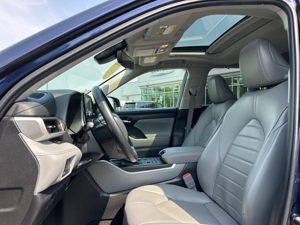 used 2022 Toyota Highlander car, priced at $37,998