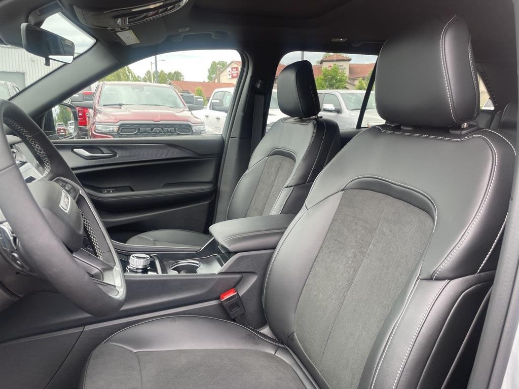 new 2025 Jeep Grand Cherokee car, priced at $43,374