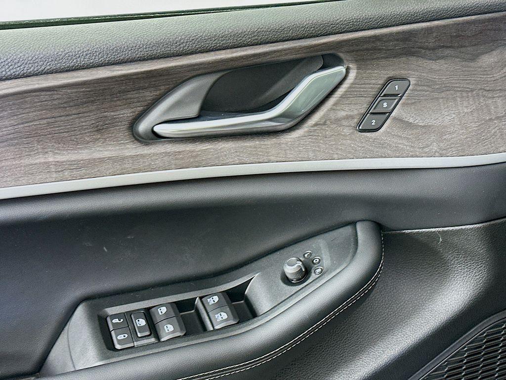 new 2025 Jeep Grand Cherokee car, priced at $40,804