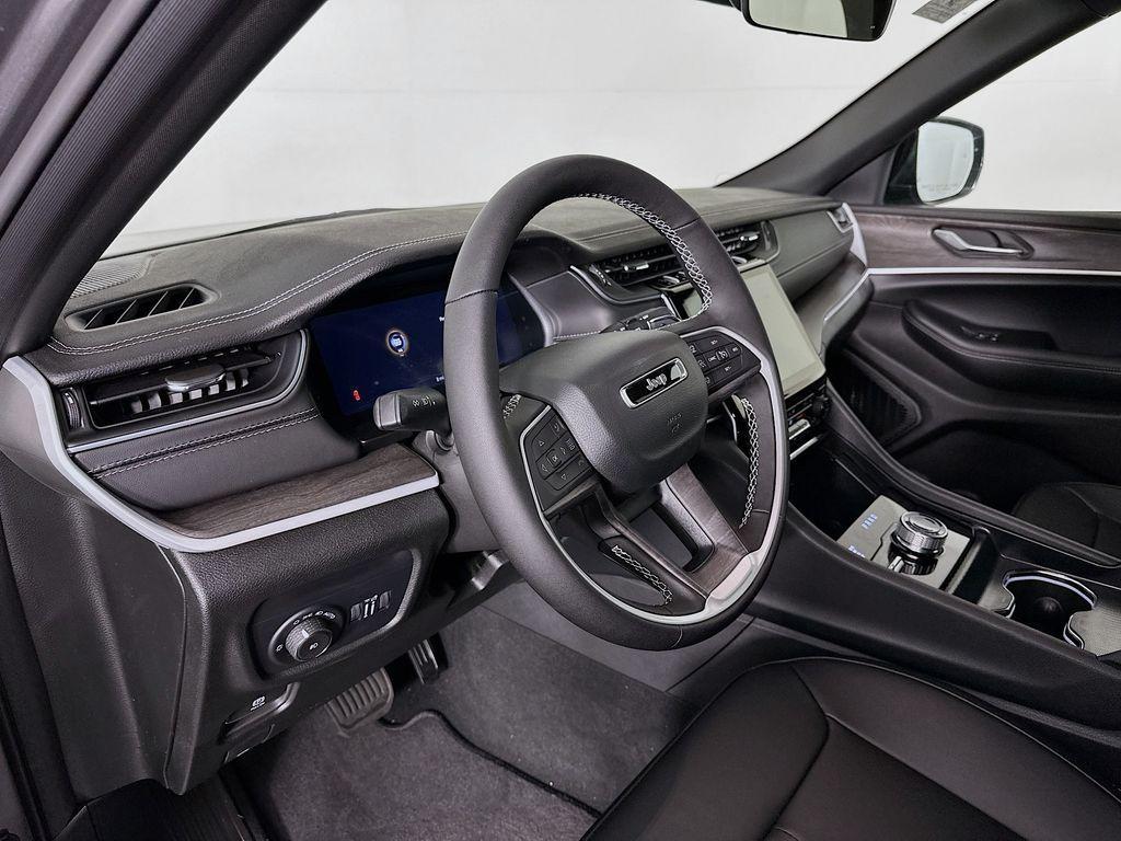 new 2025 Jeep Grand Cherokee car, priced at $40,804