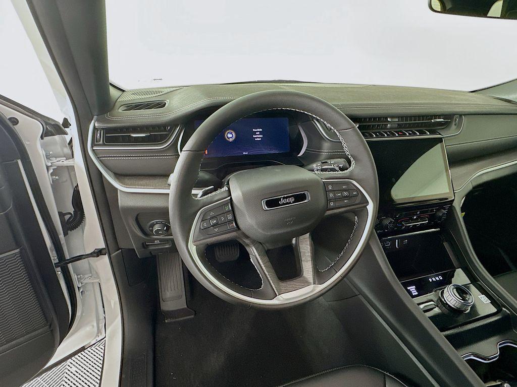 new 2025 Jeep Grand Cherokee car, priced at $45,176