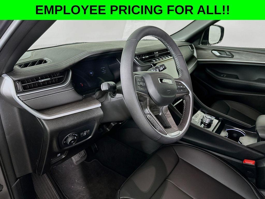 new 2025 Jeep Grand Cherokee car, priced at $45,600