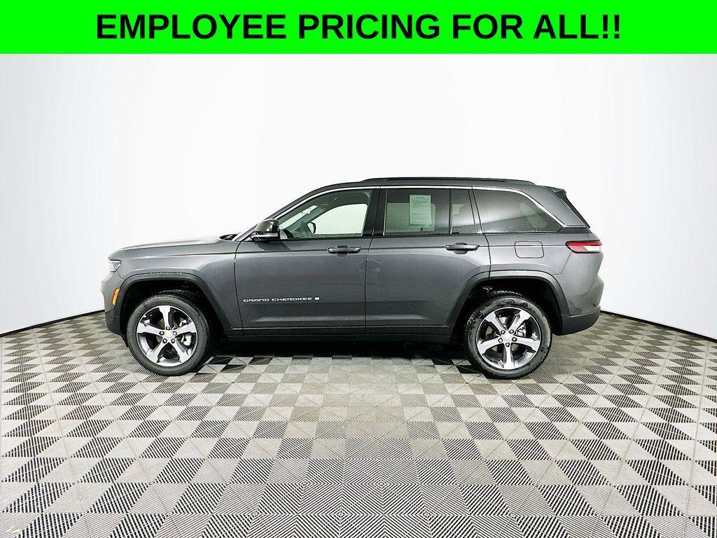 new 2025 Jeep Grand Cherokee car, priced at $45,600